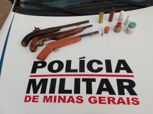 Após denúncia Polícia Militar realiza apreensão de armas em Carbonita