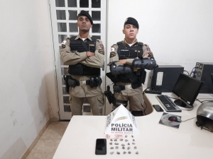 Polícia Militar realiza patrulhamento e apreende drogas no bairro Fazendinha