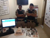 Polícia Militar prende três após denúncia de que estariam introduzindo drogas dentro do presídio em Itamarandiba